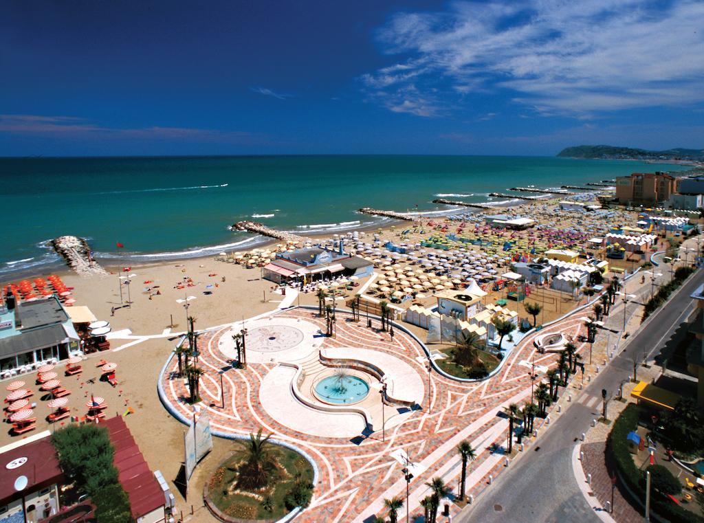 Hotel Vanni Misano Adriatico Esterno foto